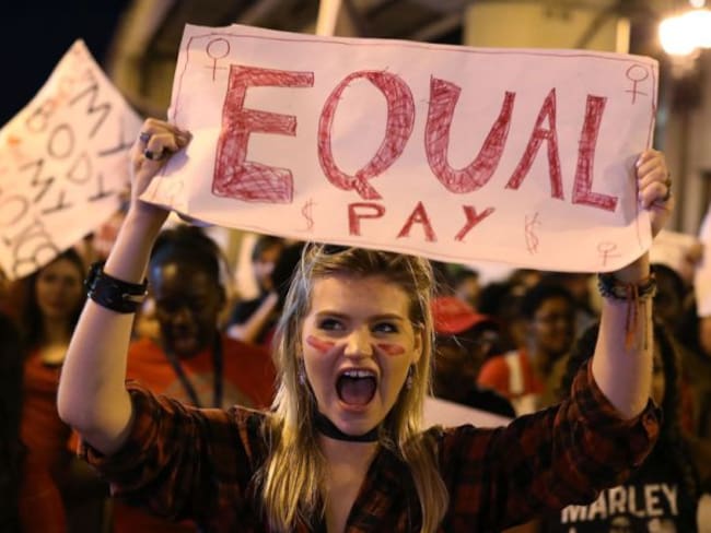 Una mujer pidiendo pago igualitario en una marcha del Día de la Mujer.
