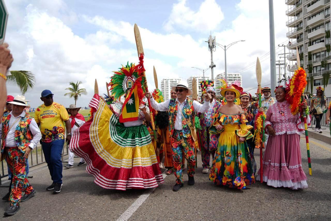 Gran Desfile de Independencia, con todo su colorido,  se tomó la Avenida Santander