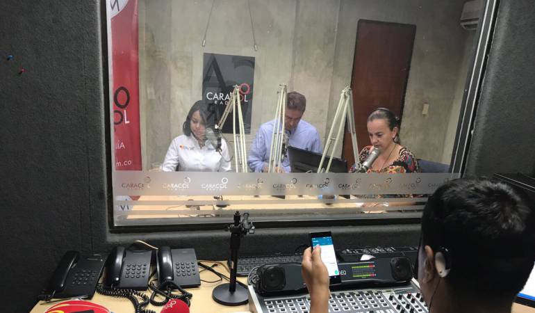Isabel De Ávila directora de la Unidad Administrativa de Empleo, Rafael González director de Organizaciones Solidarias y Esmeralda Rojas directora de noticias de Caracol Radio Cúcuta