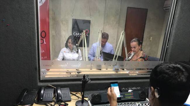 Isabel De Ávila directora de la Unidad Administrativa de Empleo, Rafael González director de Organizaciones Solidarias y Esmeralda Rojas directora de noticias de Caracol Radio Cúcuta
