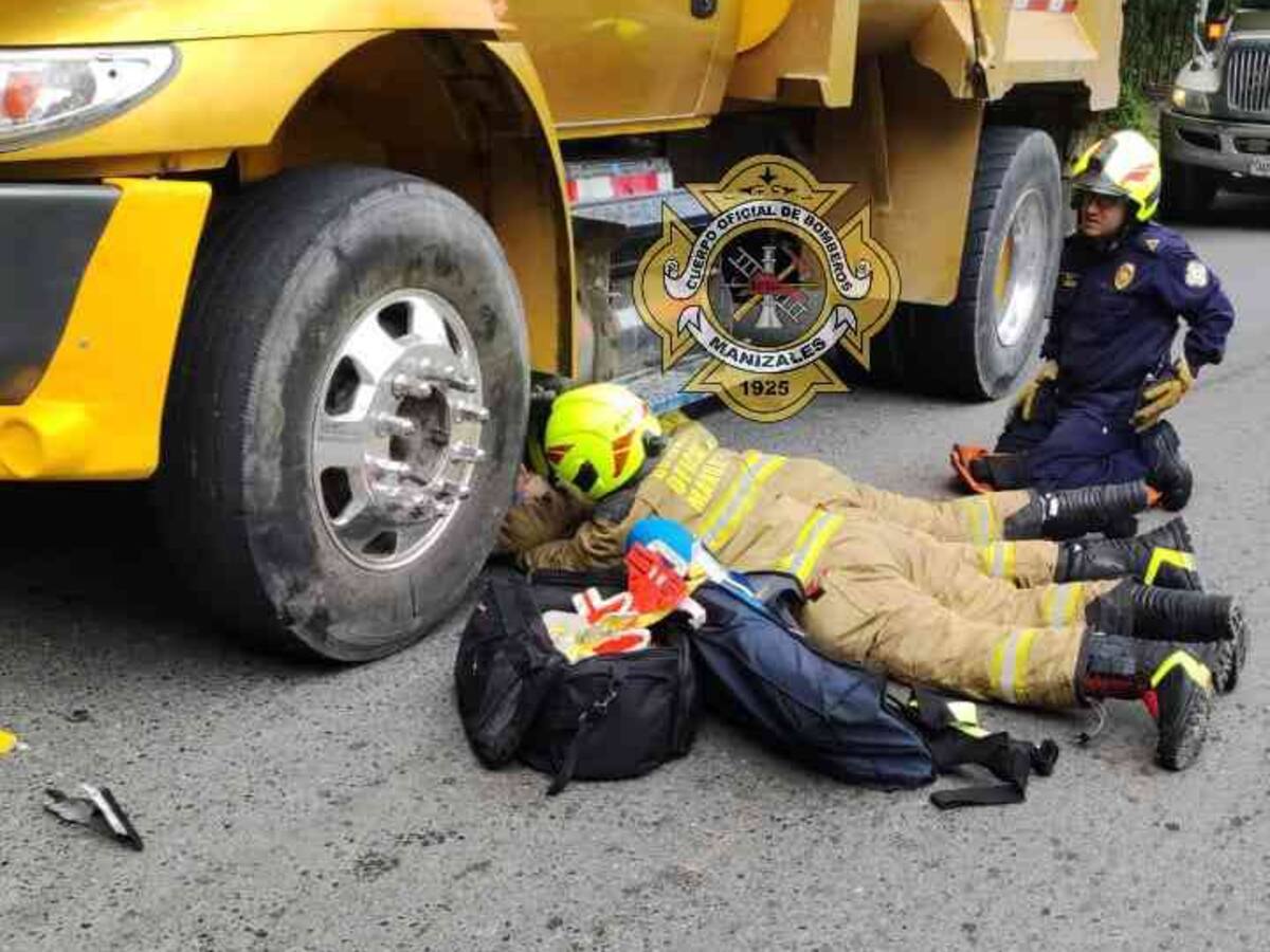 En Manizales, motociclista se salvó de morir después de que quedara debajo de una volqueta