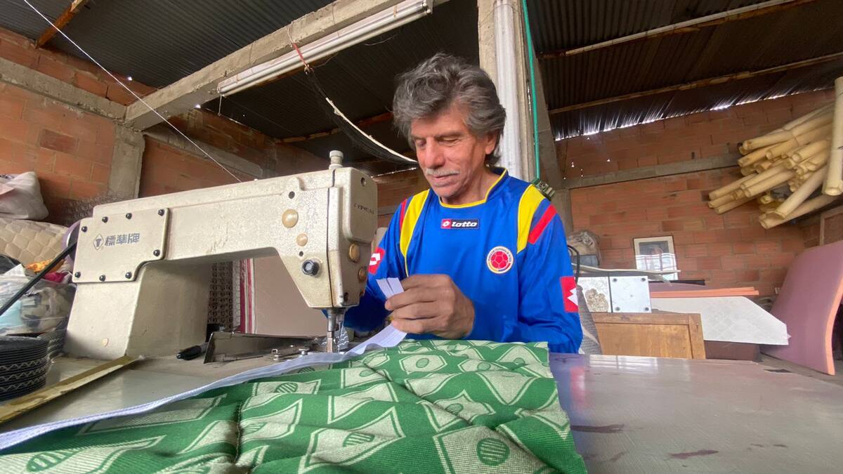La historia de Felipe, el artesano de los colchones que pone el corazón a su fábrica