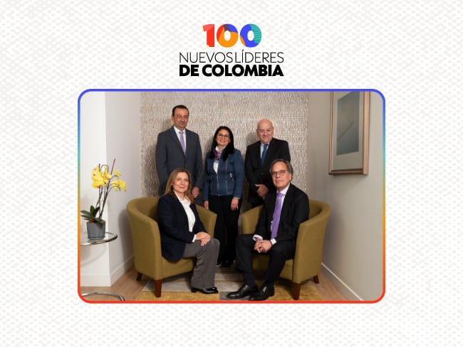 Financiera de Desarrollo Nacional: actor clave en la infraestrctura colombiana. 1. De pie de izquierda a derecha: Enrique Cadena, Vicepresidente de Finanzas Estructuradas, Angela Cáceres, Gerente de Banca de Inversión y Rafael Herz, Vicepresidente de Estructuración y Banca de Inversión.  Sentados: Nancy López, Vicepresidente Jurídica y Francisco Lozano, Presidente FDN.  | Foto: Cortesía - Financiera de Desarrollo Nacional 