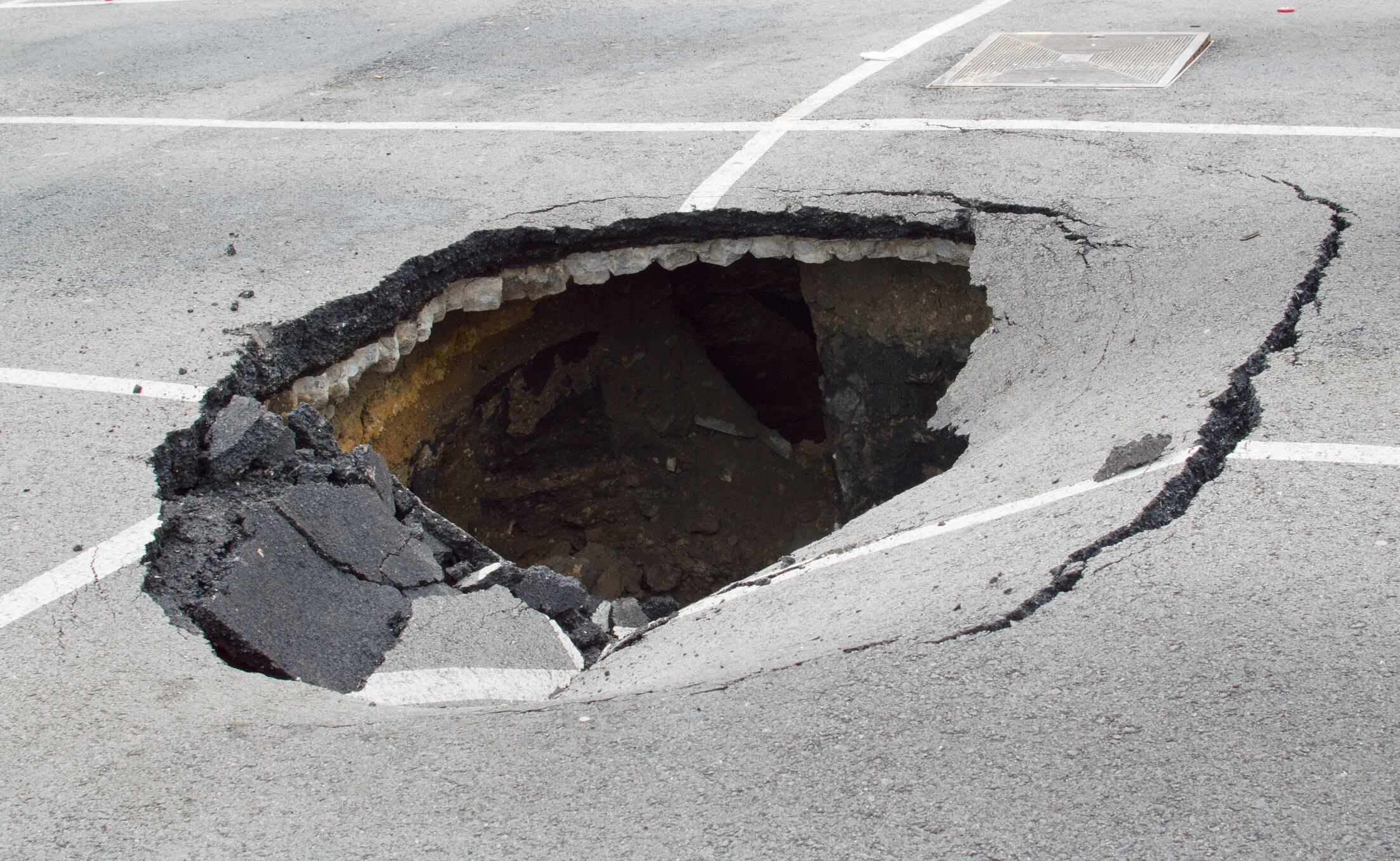 Hueco en la calle imagen de referencia. Foto: Getty Images.