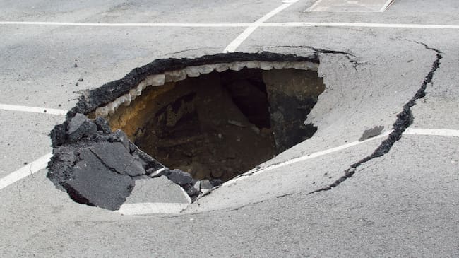 Hueco en la calle imagen de referencia. Foto: Getty Images.