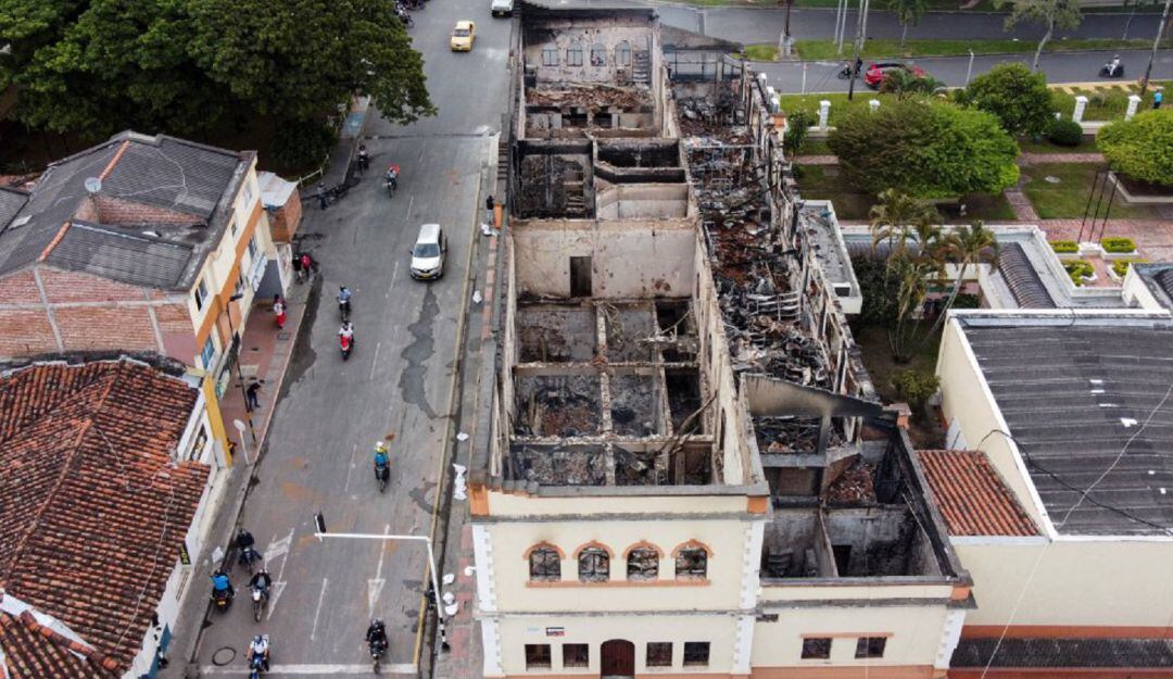 El 80% del Palacio de Justicia en Tuluá, quedo destruido por las llamas.