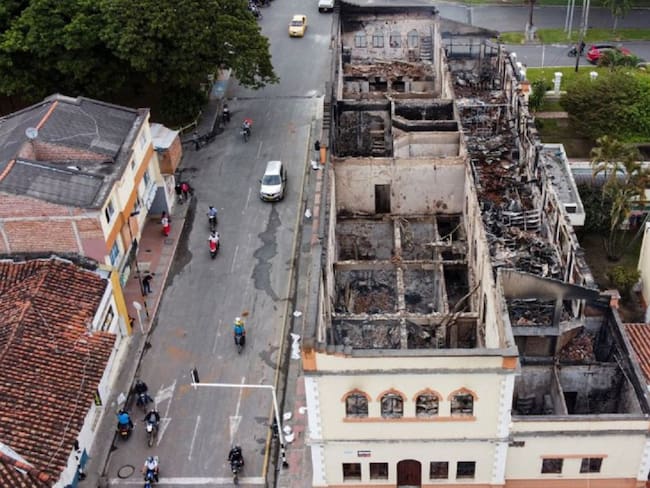 El 80% del Palacio de Justicia en Tuluá, quedo destruido por las llamas.