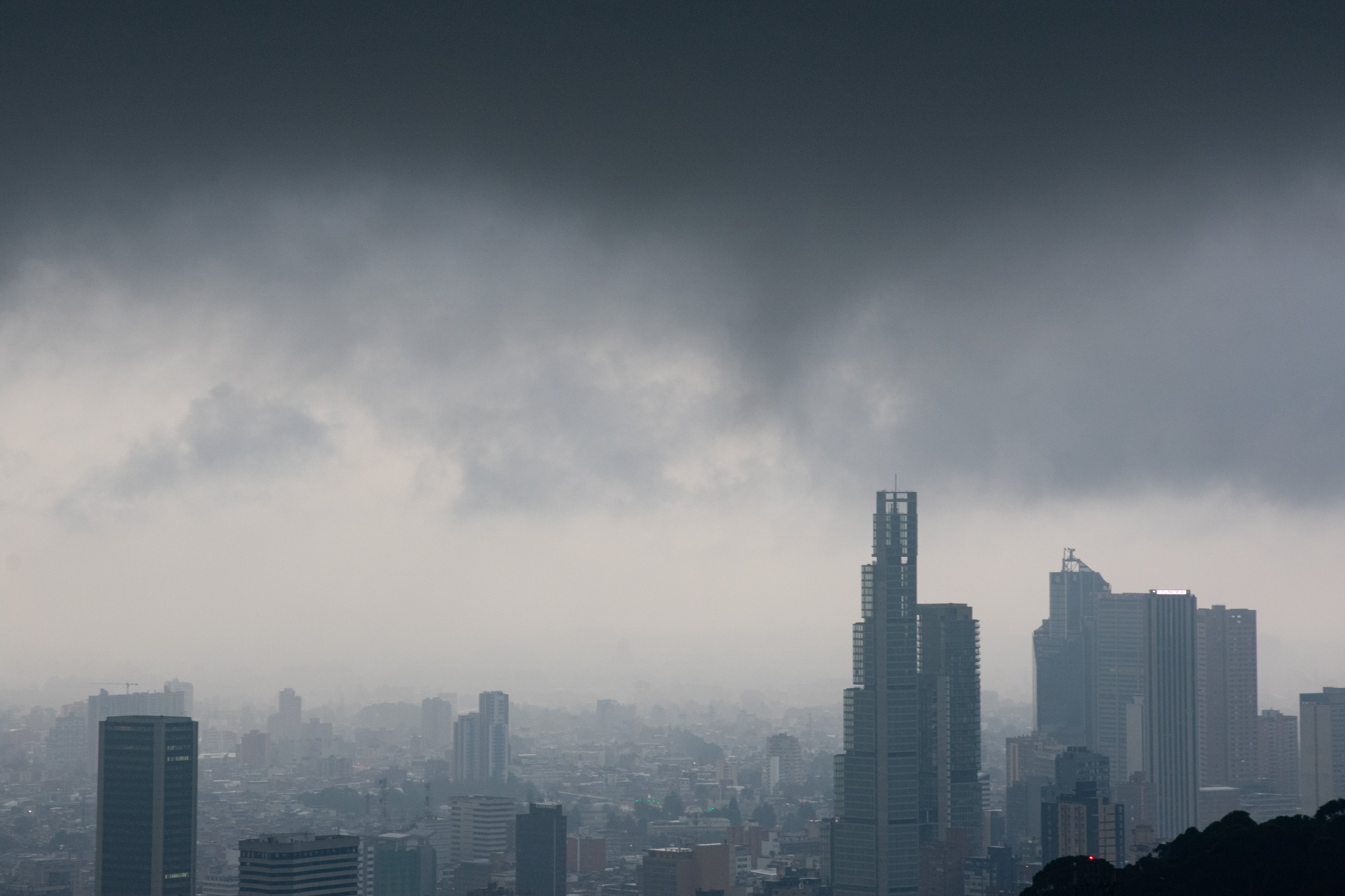 Bogotá entre nubes oscuras por lluvias fuertes (Getty Images)