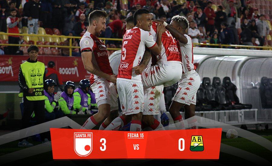 Los jugadores de Santa Fe celebran uno de sus tres goles ante Bucaramanga / Twitter: @SantaFe