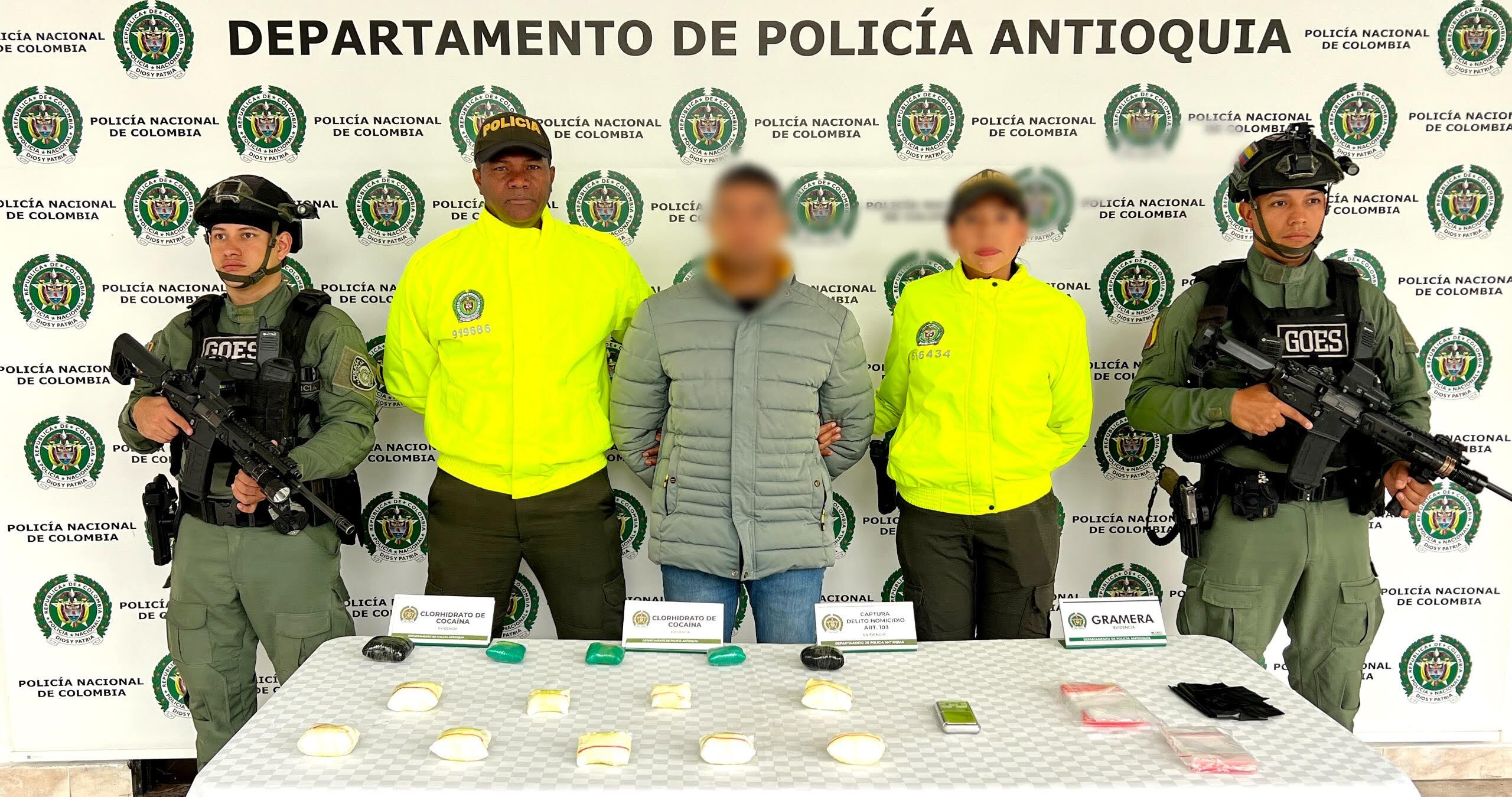 Alias “Keny” fue puesto a disposición de la Fiscalía Seccional de Andes, donde deberá responder por los delitos de homicidio, tráfico de estupefacientes y receptación. Foto: Policía Antioquia.