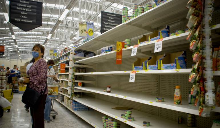 Venezolanos buscan alimentos