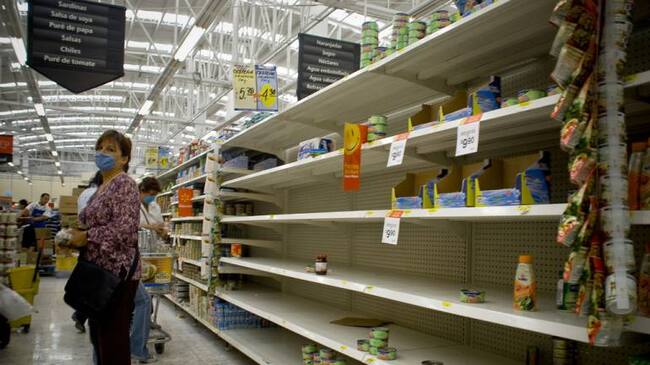 Venezolanos buscan alimentos