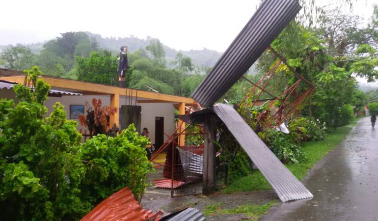 Maquinaria pesada está disponible para atender emergencias