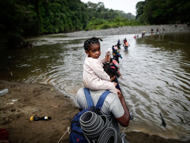 DARIÉN (PANAMÁ), 20/12/2023.- Migrantes cruzan el río Turquesa, el 14 de septiembre de 2023 ,en Darién (Panamá). Horrible, horrible, repiten muchos migrantes. El paso por la selva del Darién, la frontera natural entre Panamá y Colombia, no es como imaginaron. Guiados por videos que inundan las redes sociales y el relato de conocidos, la desinformación y el engaño acentúan la crisis migratoria. EFE/ Bienvenido Velasco