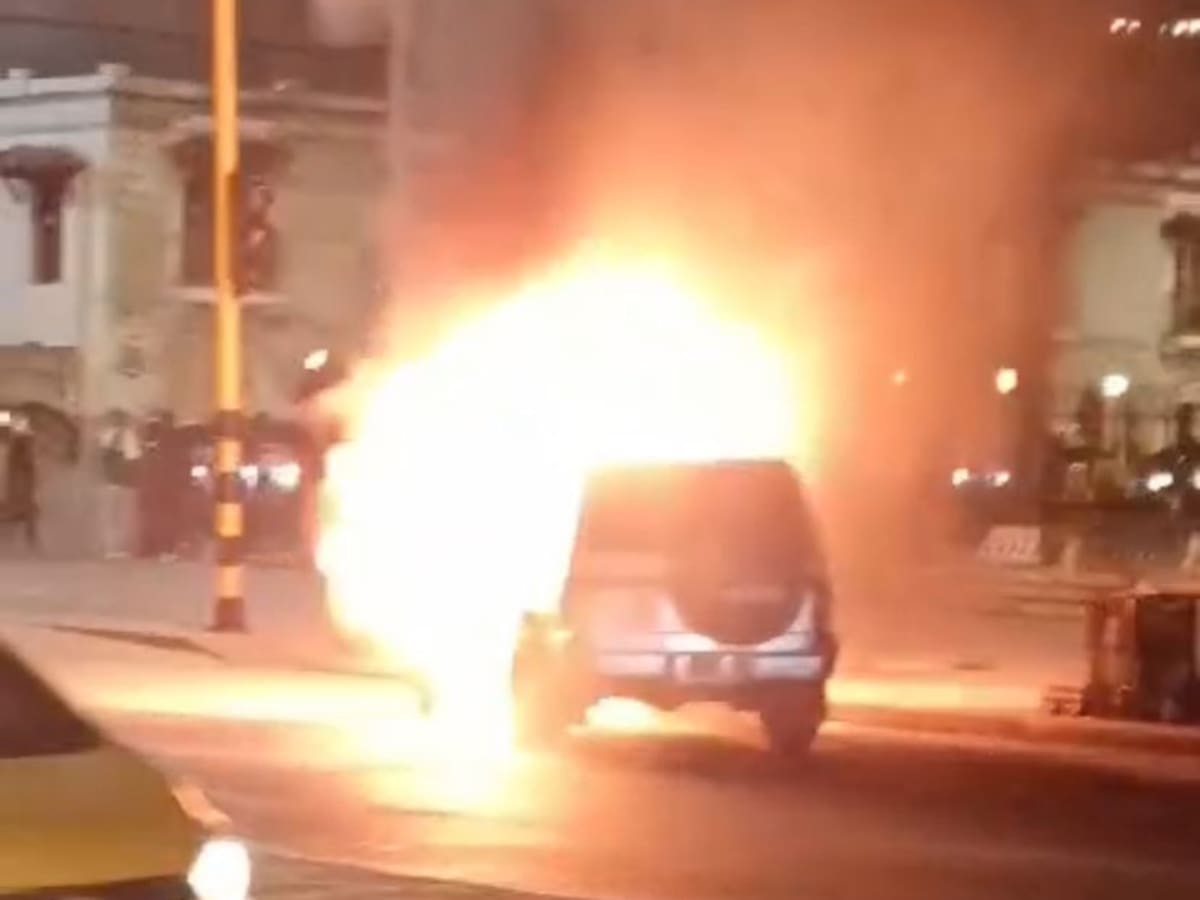 Incendio de camioneta generó alarma en el Centro Histórico de Cartagena