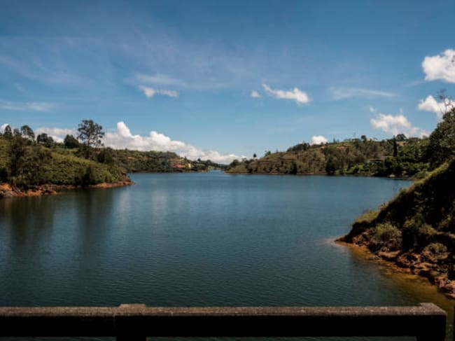 El embalse de El Peñol (Guatapé) representa la mayor reserva energética de Colombia, con una capacidad de almacenamiento útil superior a los 4,140 GWh, lo que lo convierte en el principal respaldo hídrico del país durante las temporadas críticas. | Foto: GettyImages
