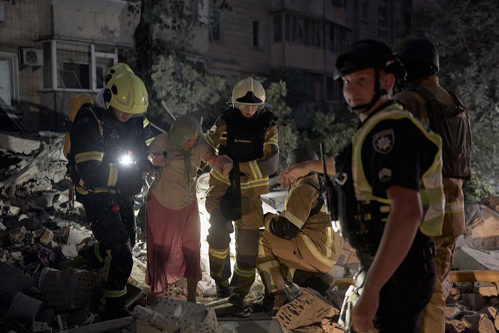 Kiev, Ucrania. Rescatistas rescatan a una mujer atrada entre los escombros tras los ataques de Rusia el 6 de julio (Cortesía: Kostiantyn Liberov/Libkos/Getty Images)