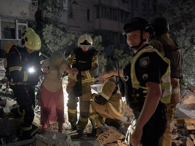 Kiev, Ucrania. Rescatistas rescatan a una mujer atrada entre los escombros tras los ataques de Rusia el 6 de julio (Cortesía: Kostiantyn Liberov/Libkos/Getty Images)