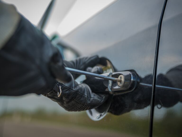 Hombre intentando robar un vehículo (Getty Images)