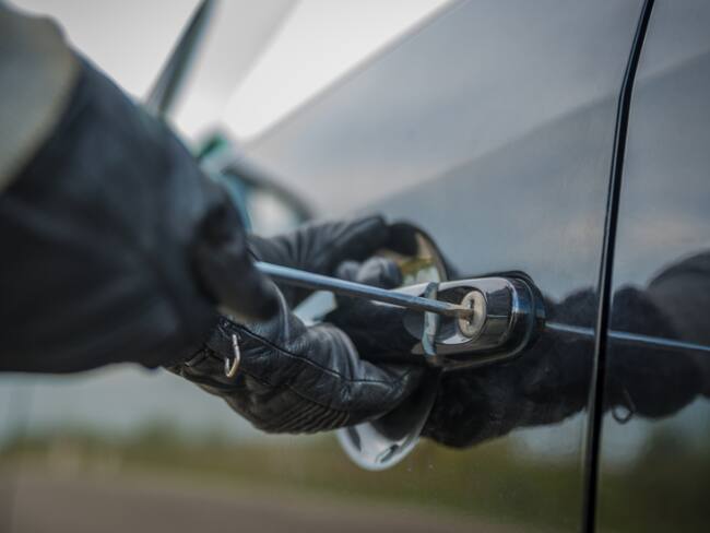 Hombre intentando robar un vehículo (Getty Images)
