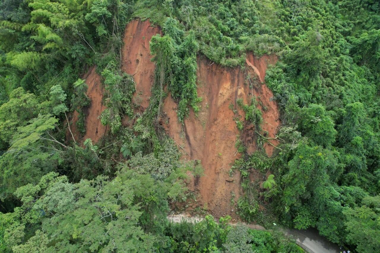 Deslizamiento en el sector de La Secreta, sobre el tramo vial que conduce de San José a Viterbo. Foto: Facebook Cuerpo de bomberos de San José.