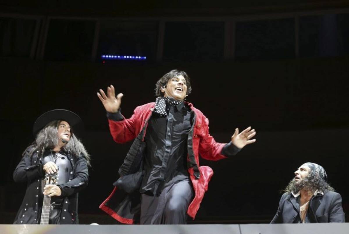 El grupo musical cómico español "Olé" actúa durante la inauguración del Festival Mundial de Rusia