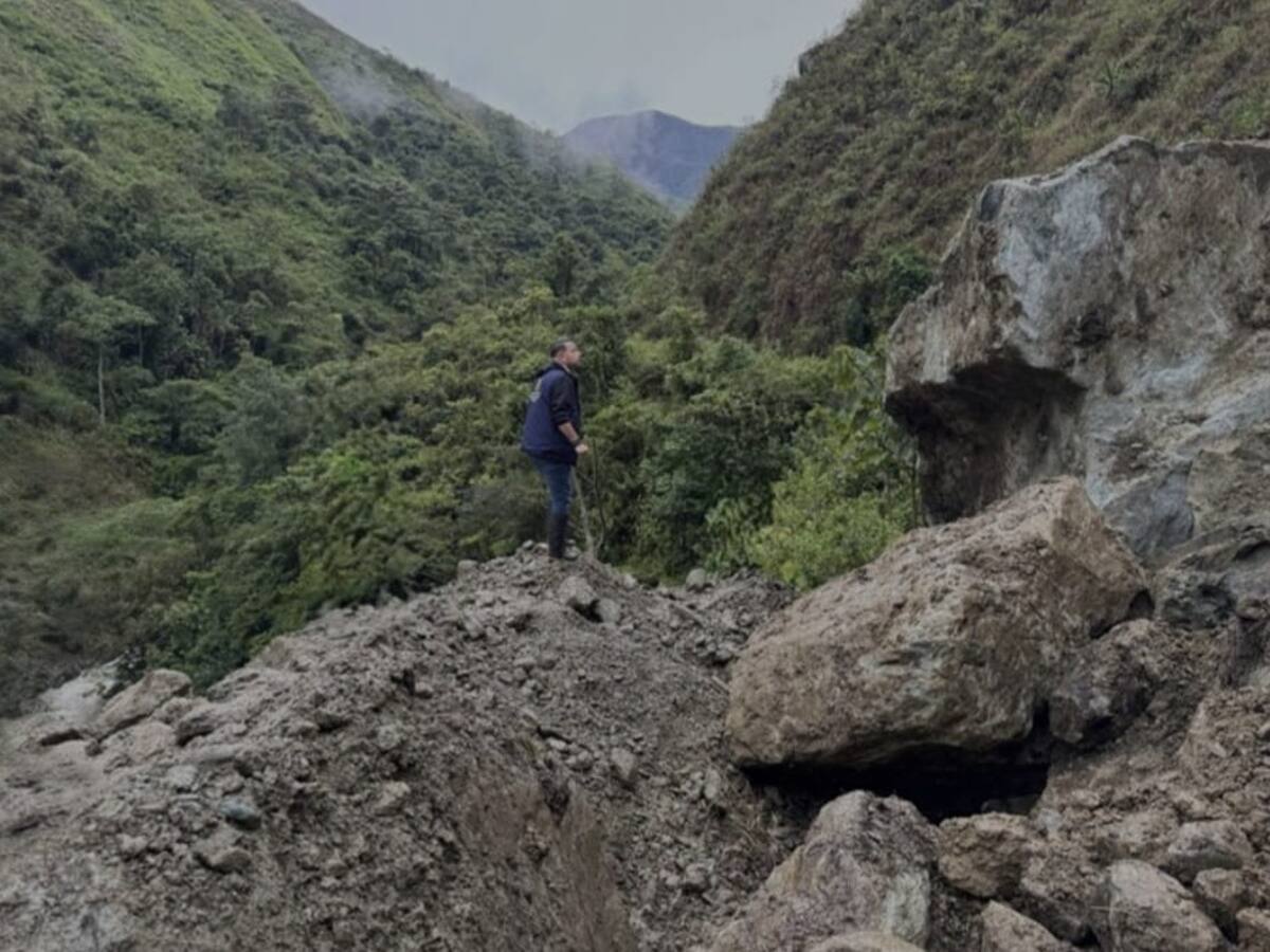 A través de la implosión buscan recuperar vía afectada por las lluvias en Quindío