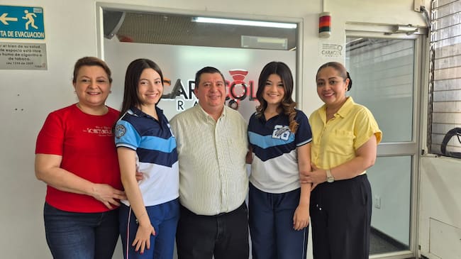 Mejores Icfes de Santander con su familia y Carlos Eduardo Marí, director del Instituto Marco
