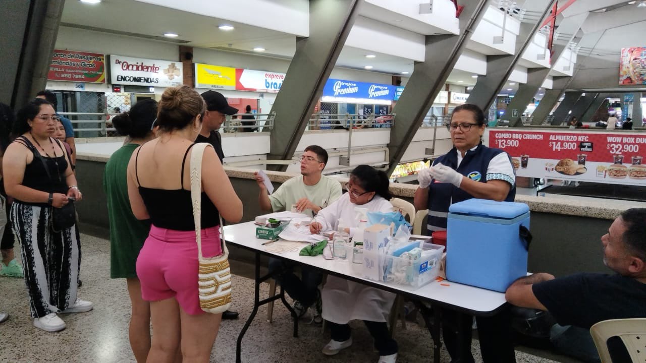 Las autoridades sanitarias han reforzado los puntos de inspección, vigilancia y control, con especial énfasis en zonas de alto flujo de viajeros, como la Terminal de Transporte.