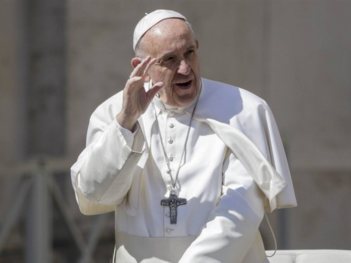 Naranjo dice que salpicados por Odebrecht no participarán de la logística del Papa