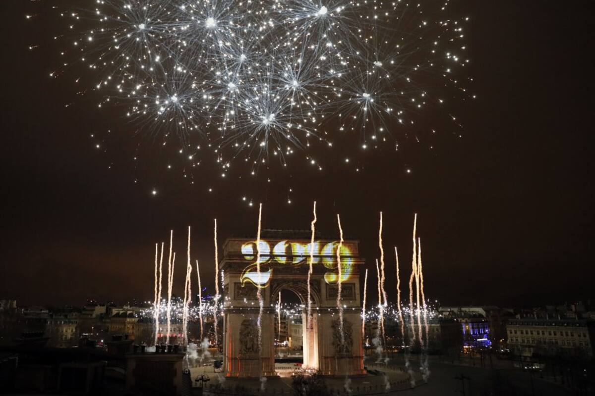 ‘2019’, el mensaje que iluminó el Arco del Triunfo durante un show de fuegos pirotécnicos en la víspera de año nuevo. 