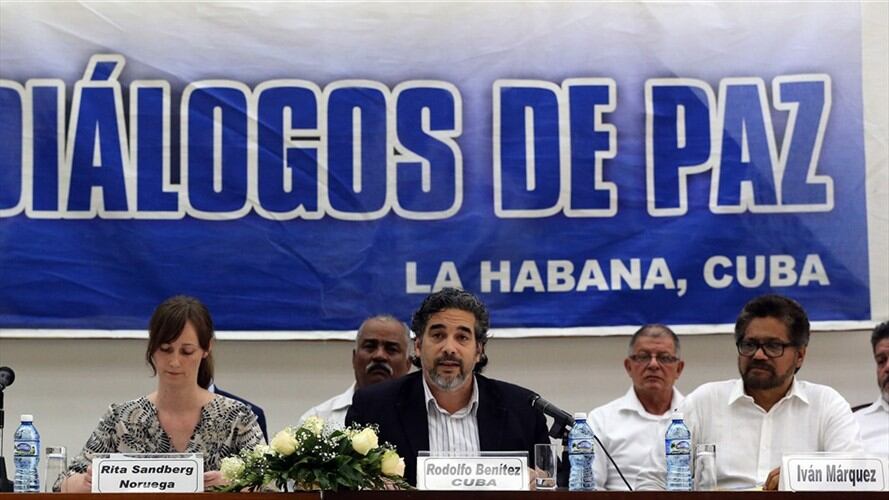 Lectura del comunicado conjunto en el que se anuncia un mecanismo para dar seguridad y estabilidad jurídica al futuro acuerdo de paz y garantizar su cumplimiento. Foto: Agencia EFE