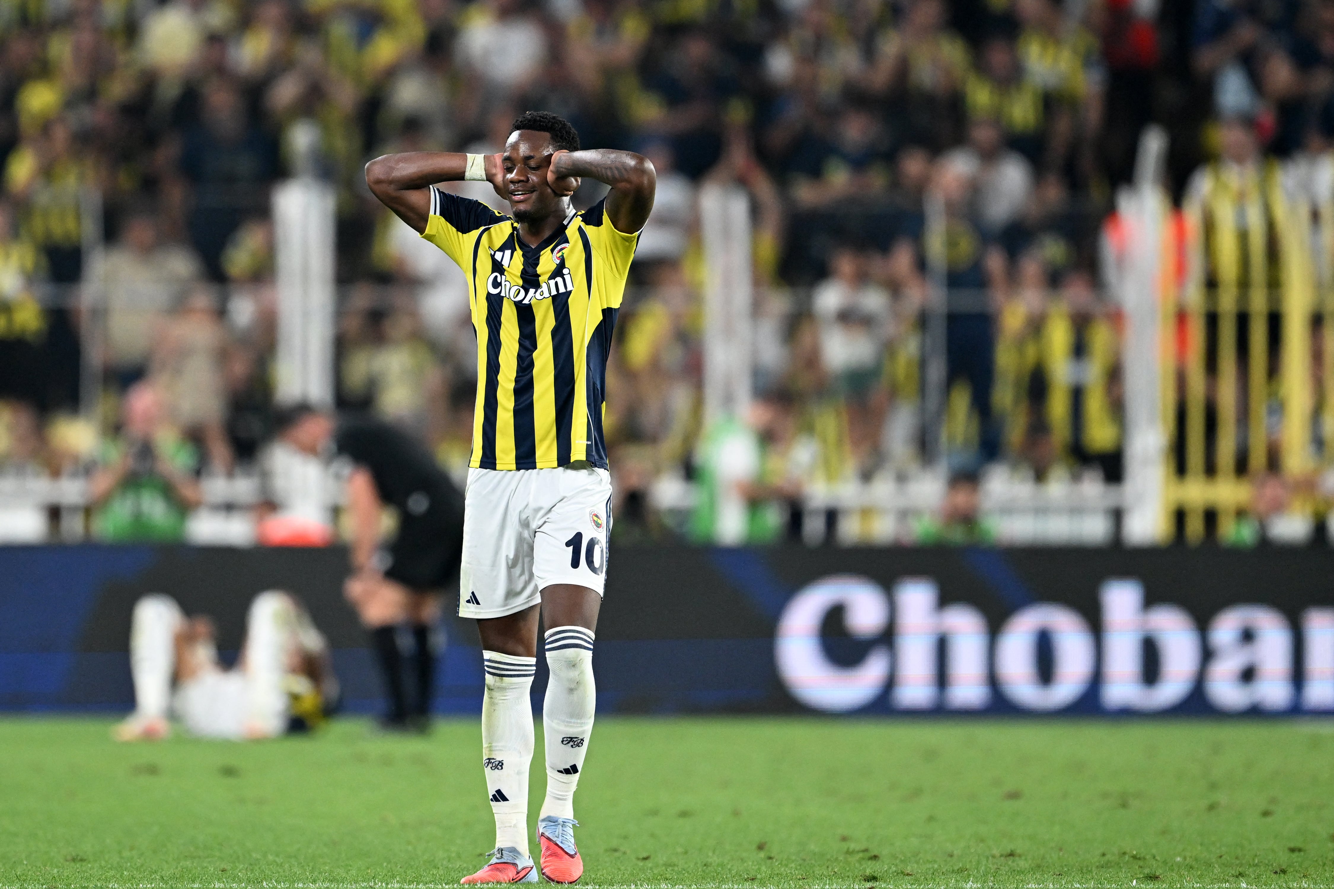 Otra polémica de Jhon Durán en Fenerbahce: el golpe por el que debió ser expulsado, según la prensa. (Photo by Ozan KOSE / AFP) (Photo by OZAN KOSE/AFP via Getty Images)