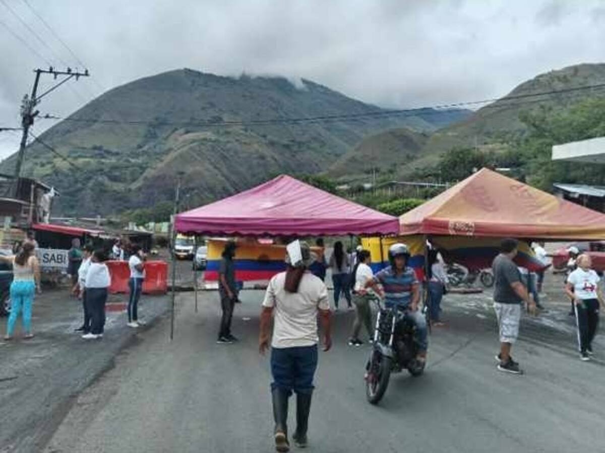 Comunidad de Loboguerrero bloquea nuevamente la vía entre Buga y Buenaventura