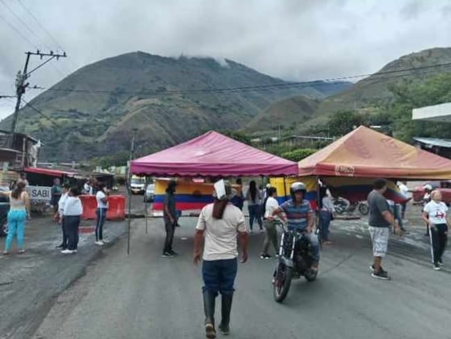 Comunidad de Loboguerrero bloquea nuevamente la vía entre Buga y Buenaventura
