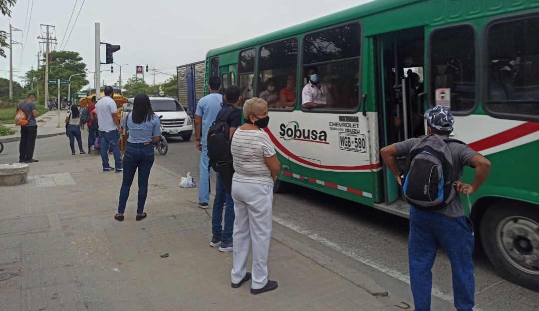 Pasajeros esperando el servicio de transporte urbano ante la suspensión de operaciones del Tansmetro en la Troncal Murillo.