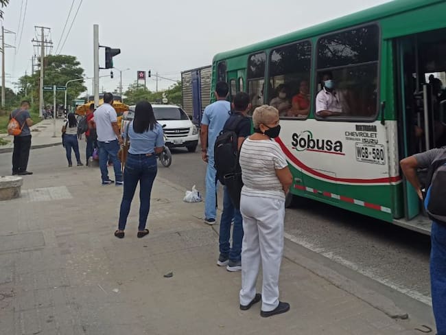 Pasajeros esperando el servicio de transporte urbano ante la suspensión de operaciones del Tansmetro en la Troncal Murillo. 