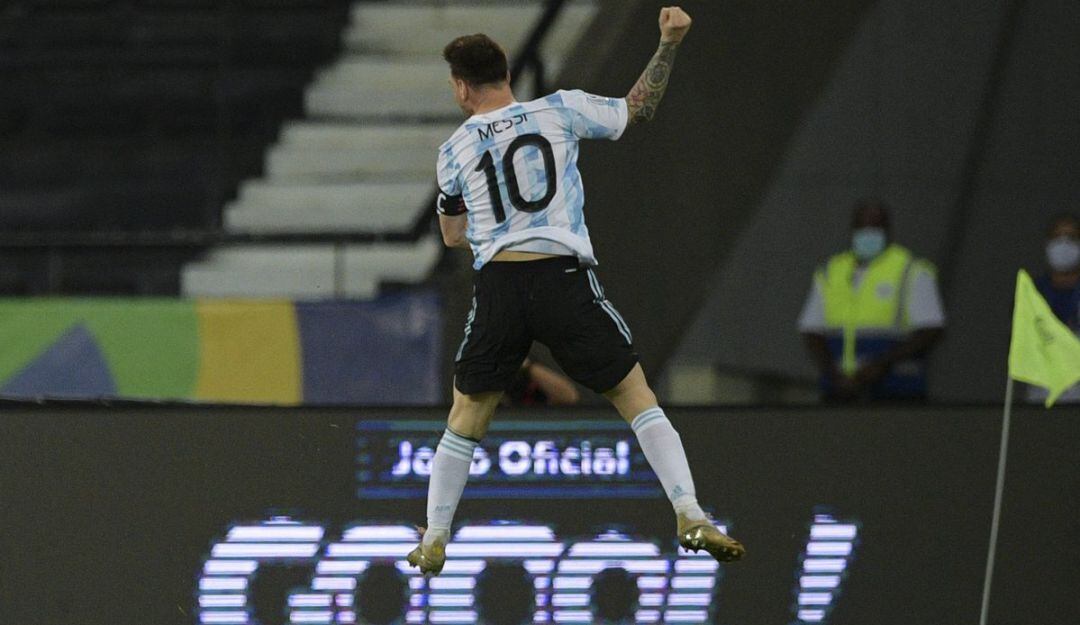 Messi celebra su gol de tiro libre ante Chile