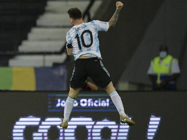 Messi celebra su gol de tiro libre ante Chile