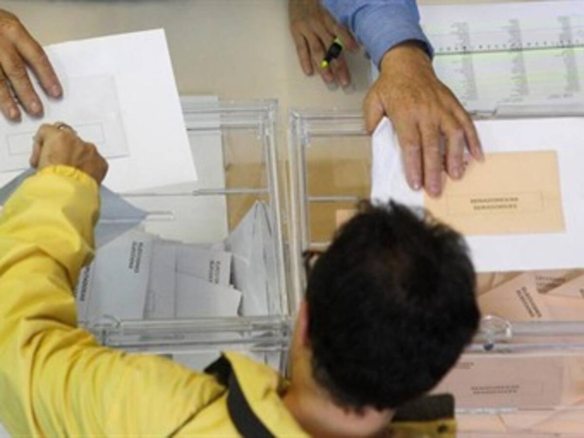 Los españoles votan con menor participación en elecciones decisivas