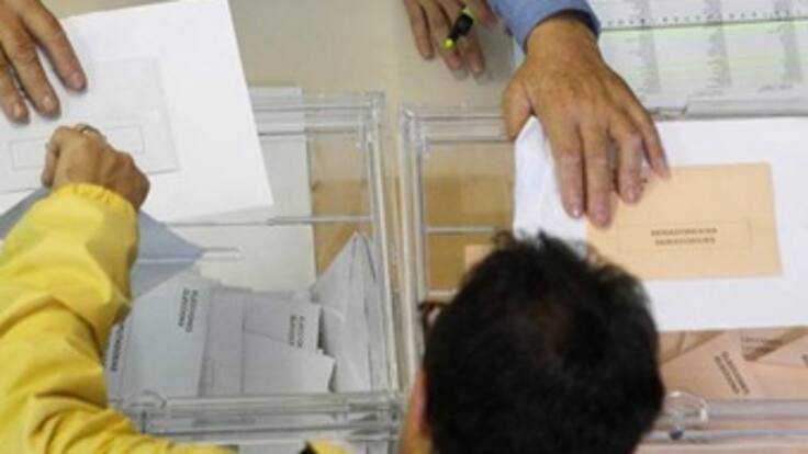 Los españoles votan con menor participación en elecciones decisivas