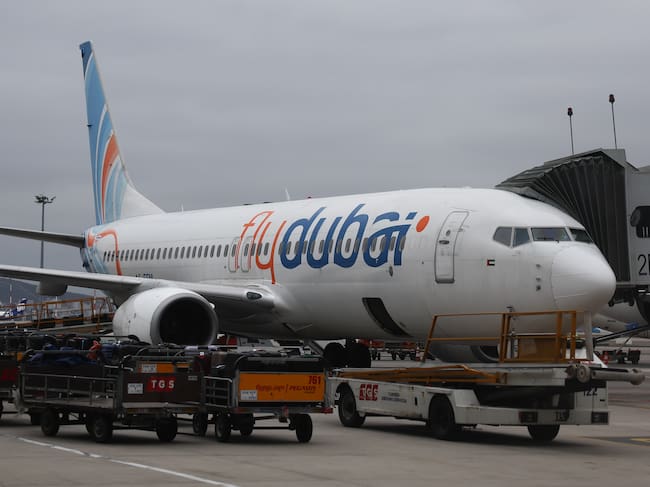 Flydubai plane is seen at Sabiha Gokcen International Airport in Istanbul. Imagen tomada de Getty Imagenes (Crédito: NurPhoto / Colaborador)