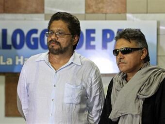 Luciano Marín Arango, alias "Iván Márquez" y Seuxis Paucias Hernández Solarte, alias "Jesús Santrich". Foto: Efe.