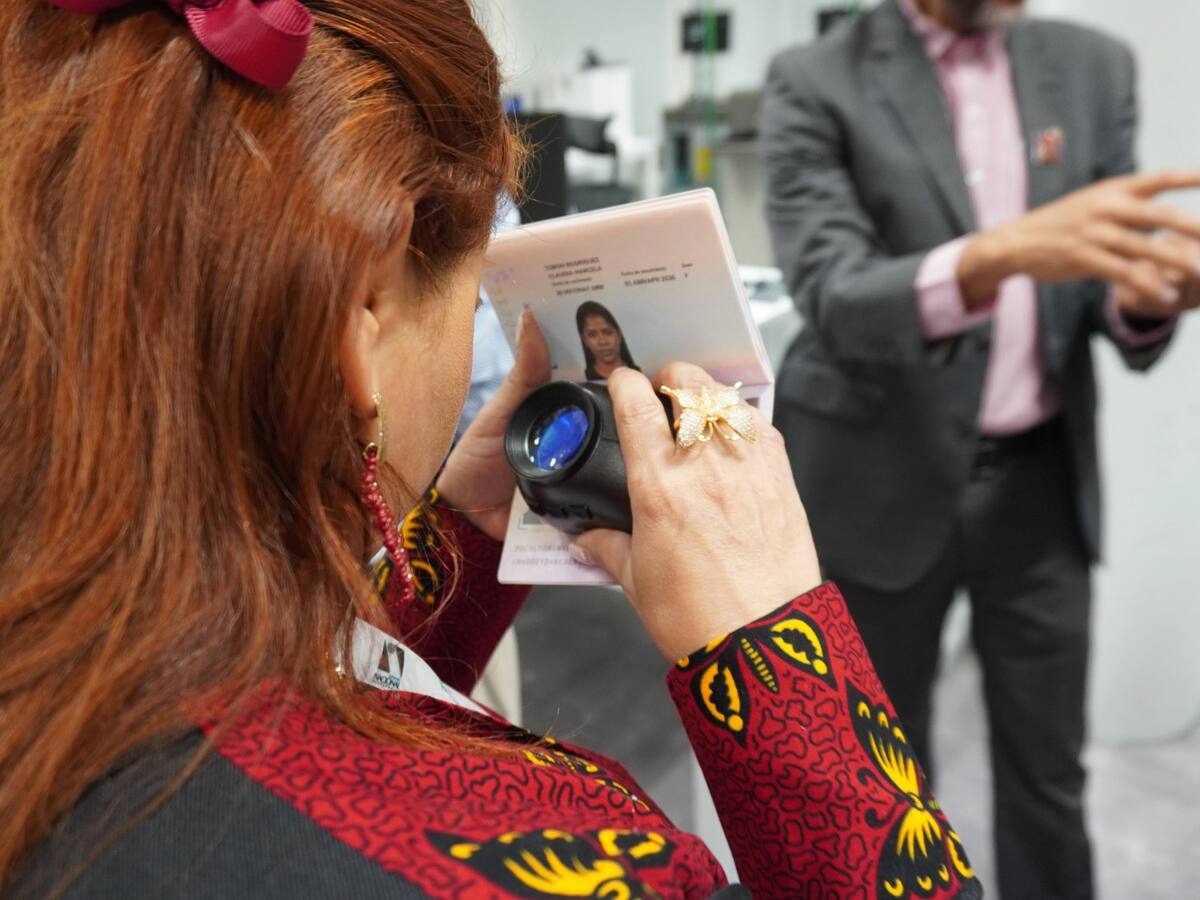 Representantes de la Comisión Segunda visitaron la planta de la Imprenta por contrato de pasaportes