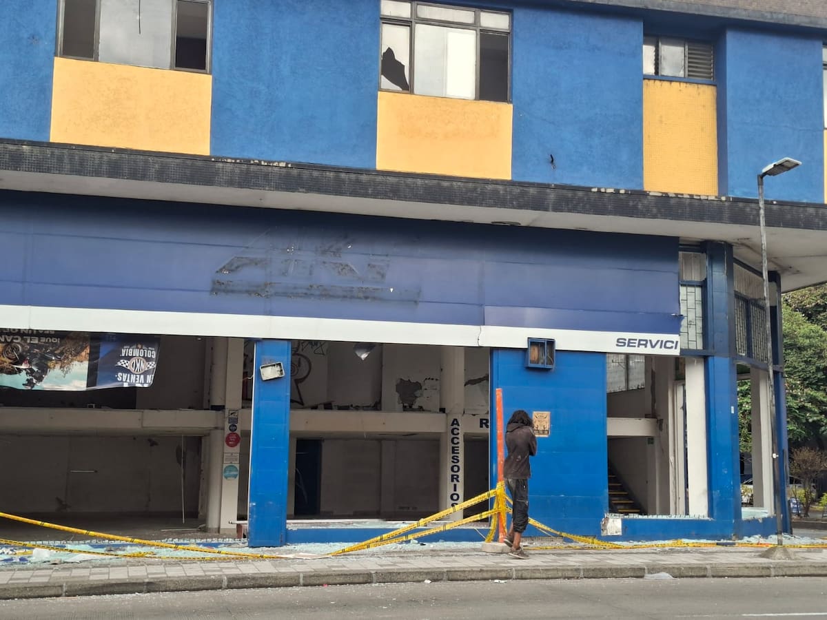 Una cuadra completa del centro de Armenia afectada por el terremoto fue vandalizada