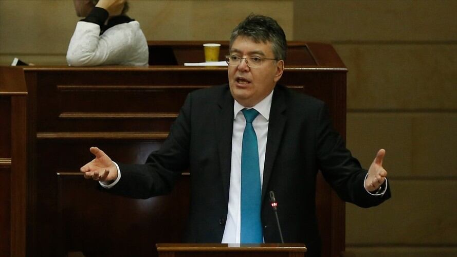 Mauricio Cárdenas informó que ya están disponibles los recursos para los 62 proyectos viales. Foto: Colprensa