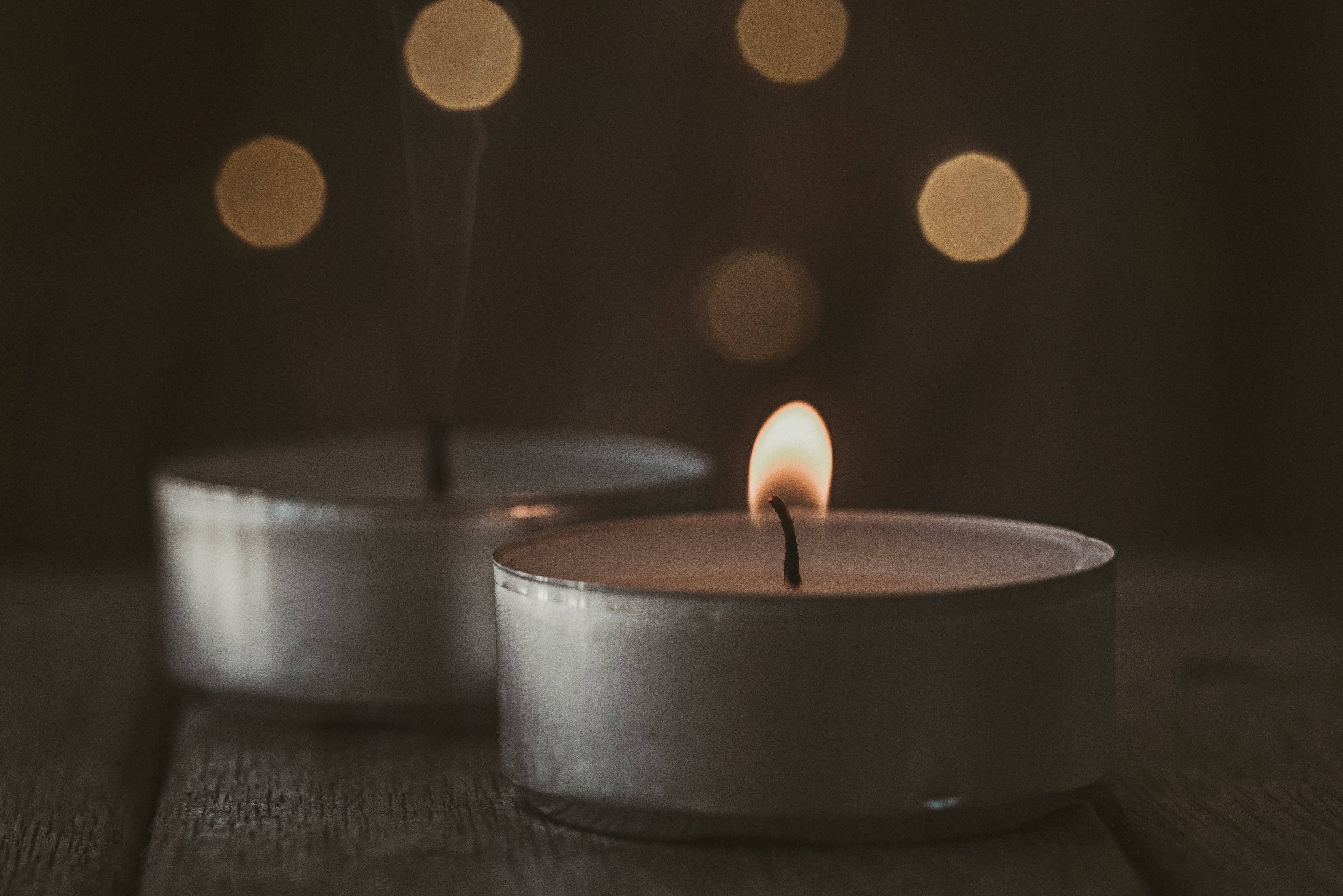 Dos velas, una prendida y la otra apagada. (Foto vía Getty Images)