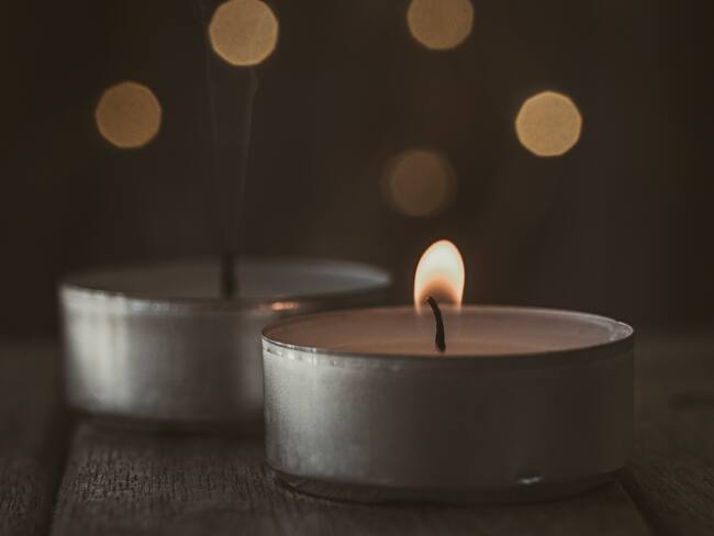 Dos velas, una prendida y la otra apagada. (Foto vía Getty Images)