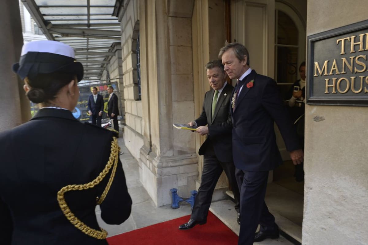 El Presidente Juan Manuel Santos es acompañado por Lord Mayor de Londres, Jeffrey Mountevans, al salir de la Mansion House luego de un encuentro con empresarios.