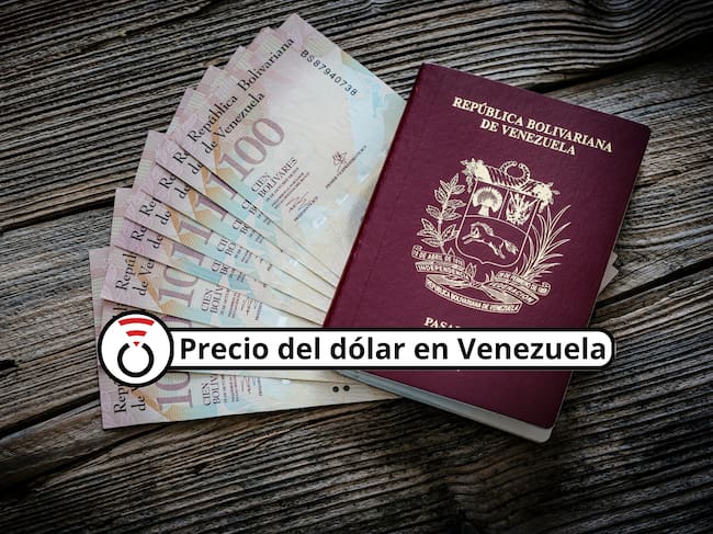 Imagen de referencia del pasaporte de Venezuela y un fajo de billetes de cien bolívares (Crédito: Getty Images)